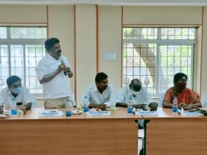 మాట్లాడుతున్న వైసీపీ కౌన్సిలర్ బోను దేవ